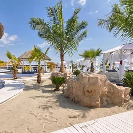 Mamaia Central Apartments * ママイア